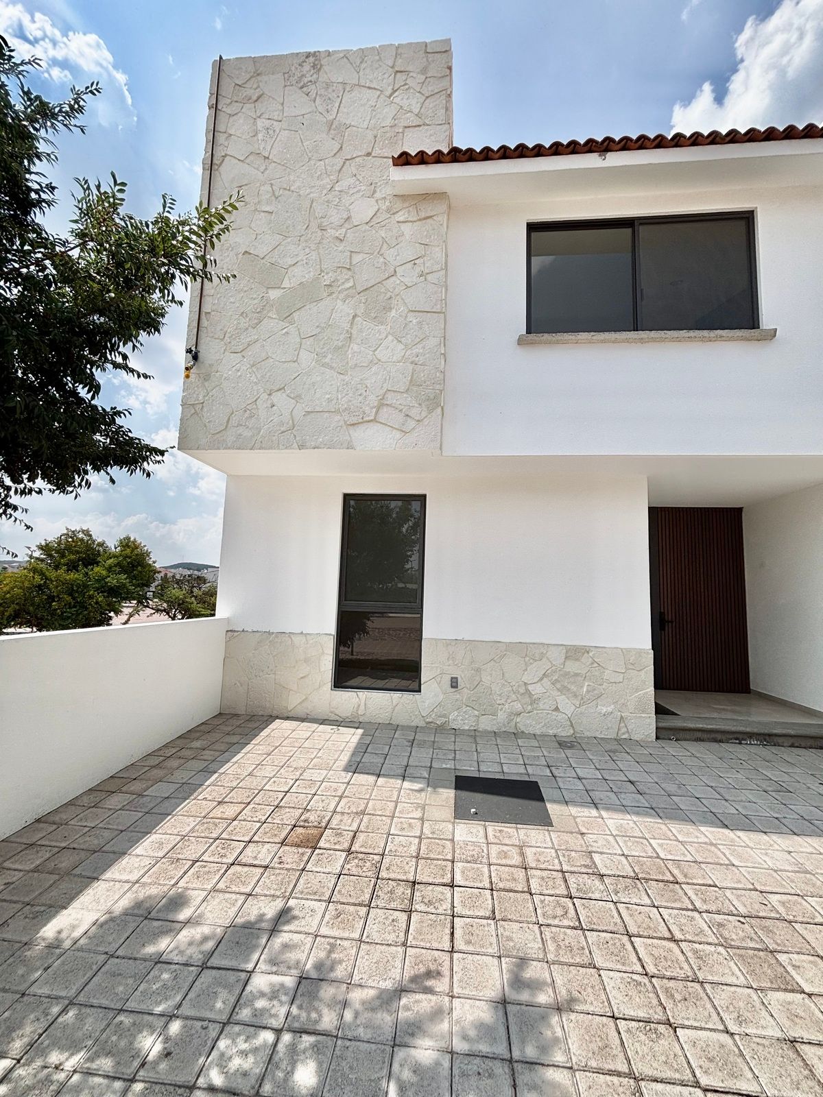 29 of 33: Acceso Principal a tu casa .