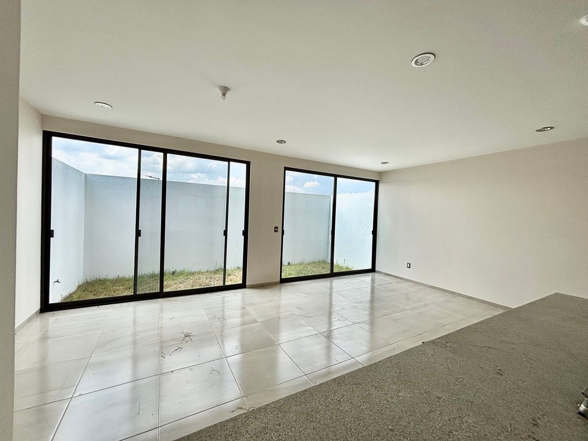 4 of 33: Sala y Comedor con salida directa a jardín.