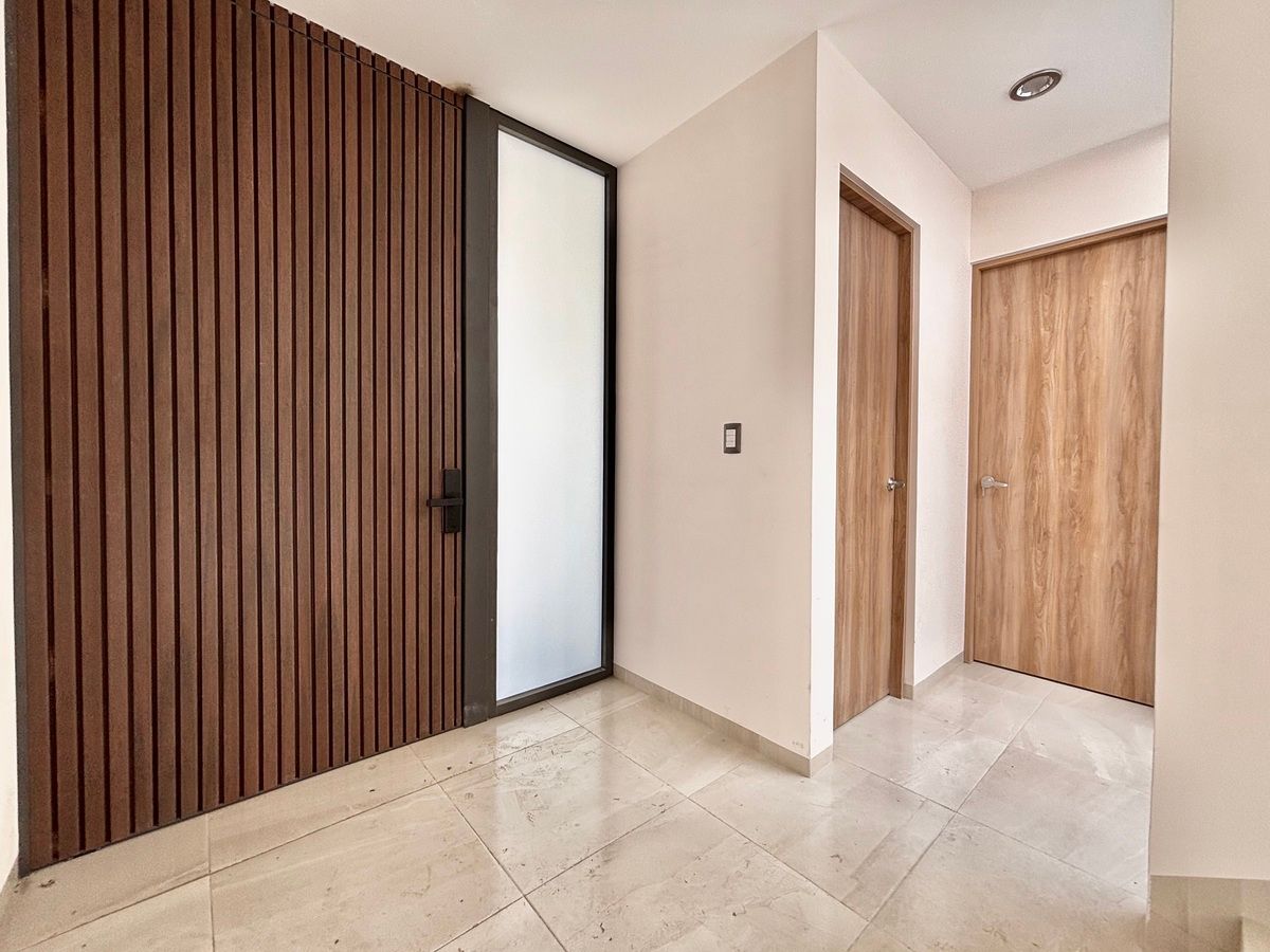 8 de 33: Puerta  Principal y al lado recámara en PB y baño completo .