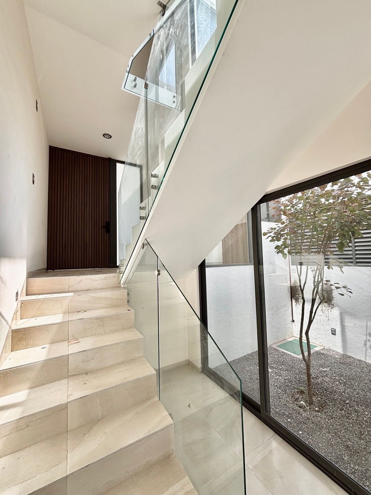 9 de 33: Vestíbulo en Acceso Principal