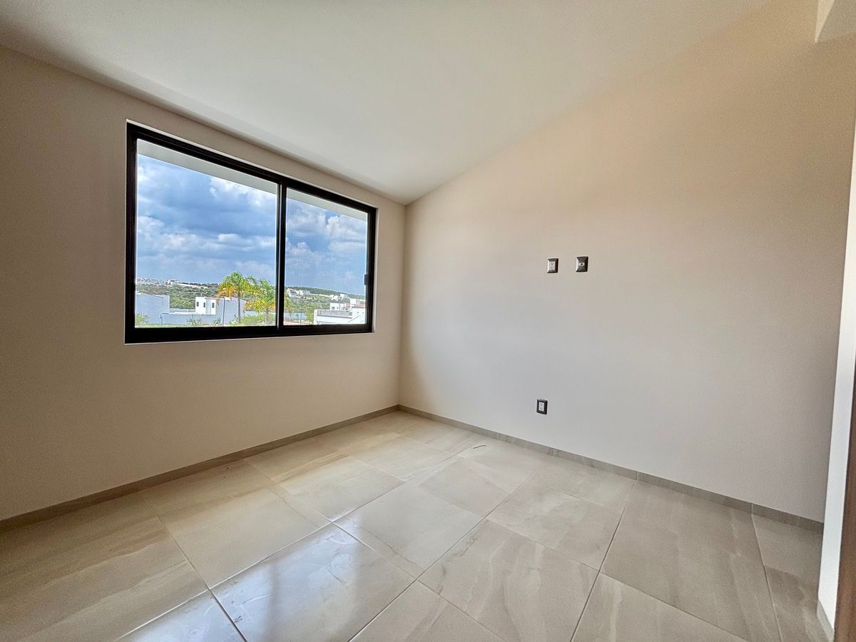 18 de 33: Recámara secundaria en segundo nivel con clóset.