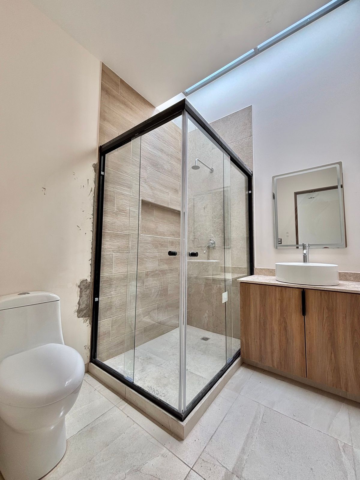 20 de 33: Baño completo de recámara secundaria en segundo nivel.