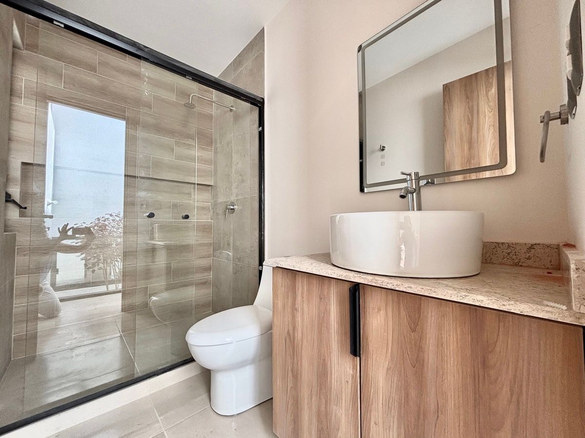 7 de 33: Baño completo en PB al exterior de recámara.