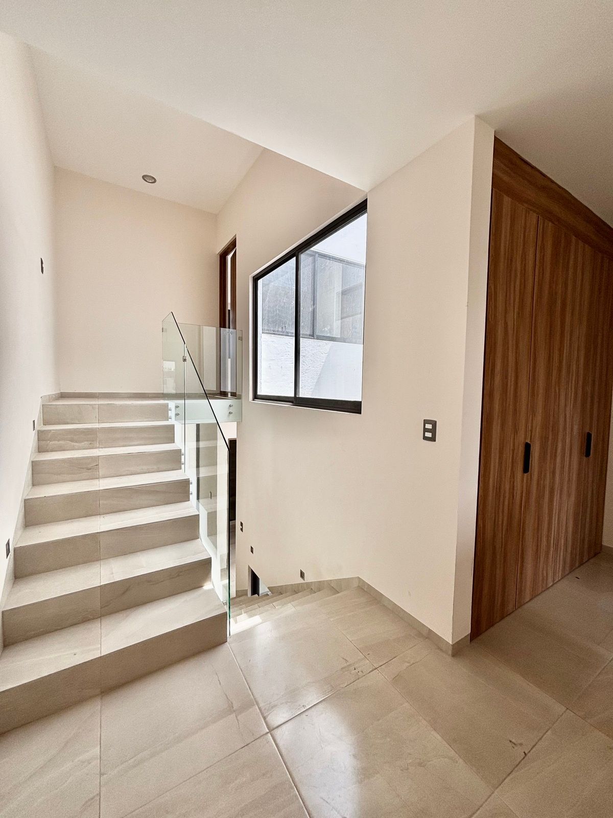 19 de 33: Escalera hacia 3er. nivel con recam. principal.