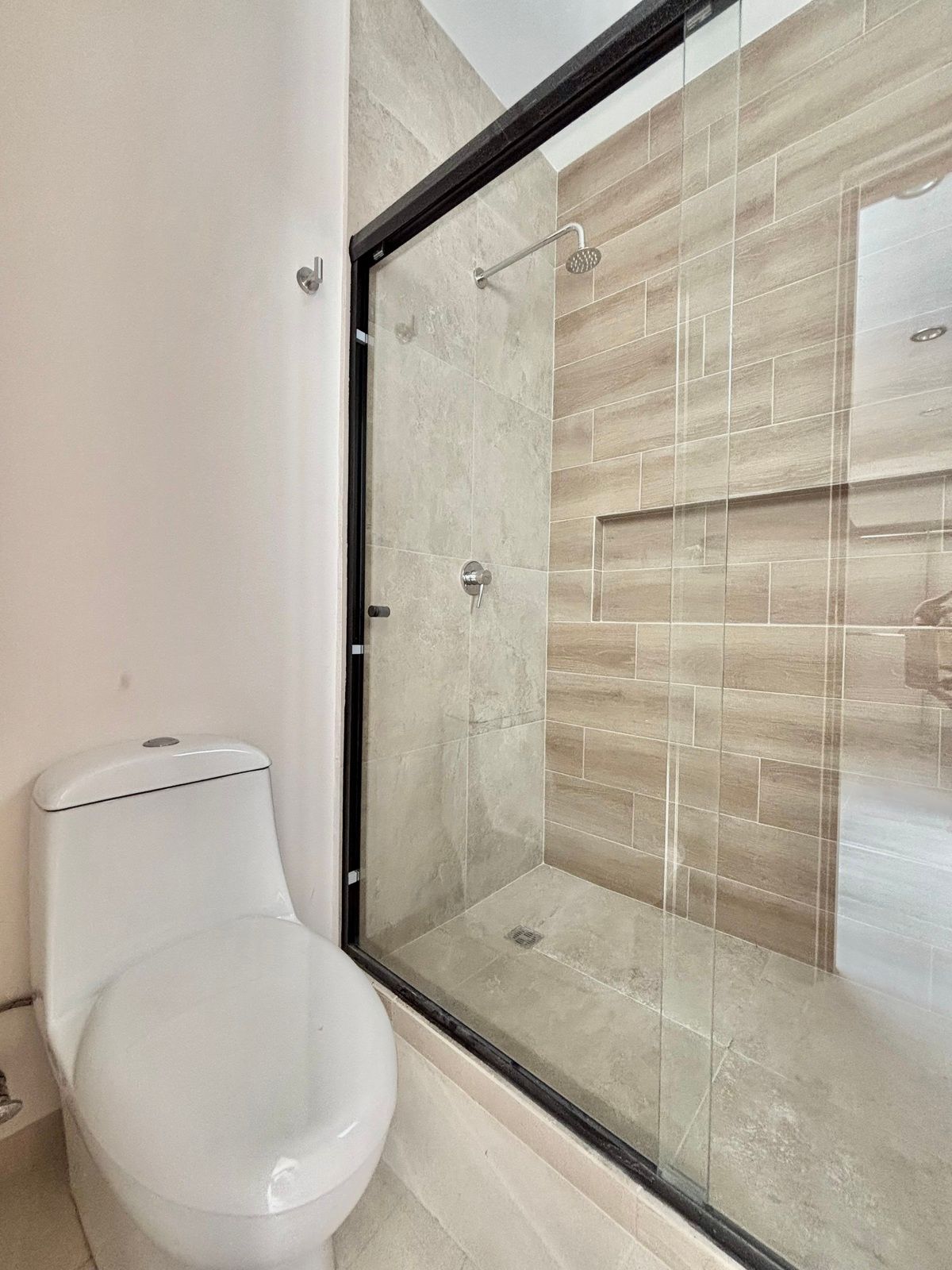 27 de 33: Baño completo recámara principal .