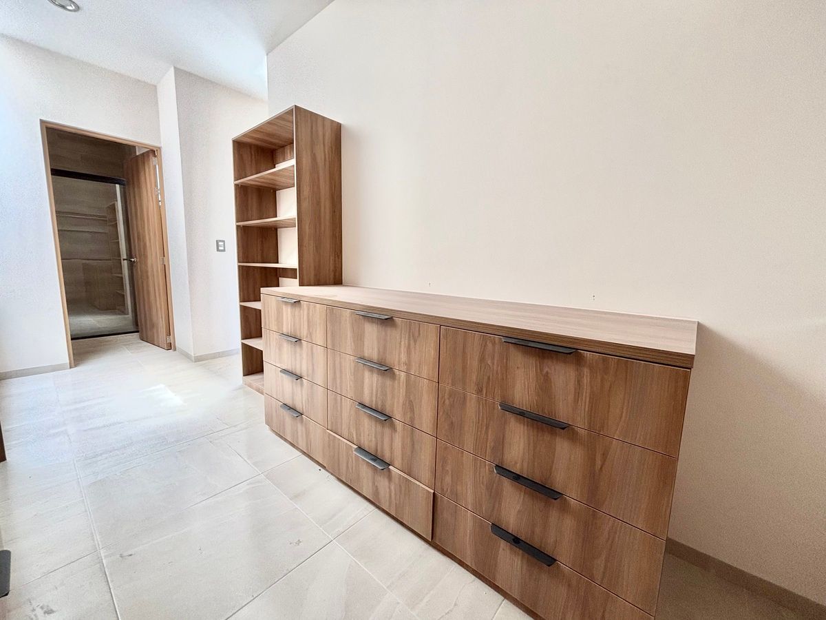 26 de 33: increible Maxi vestidor con cajonera.