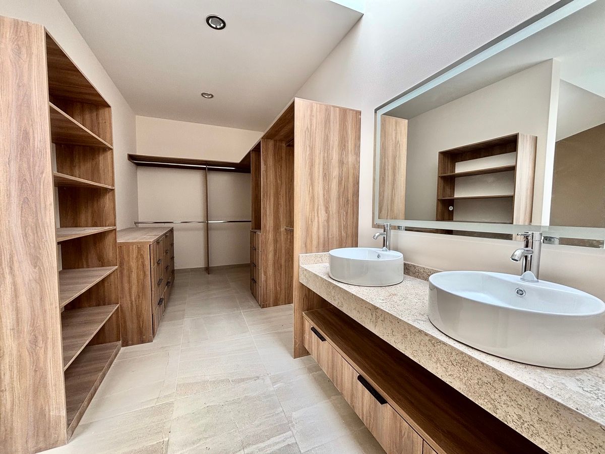 24 de 33: increible Maxi vestidor  y lavabo con 2 ovalines.