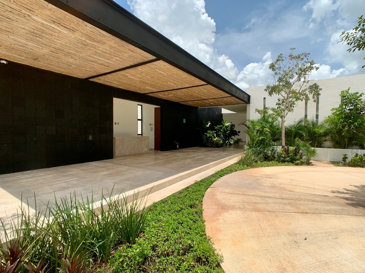 4 of 32: Motor Lobby