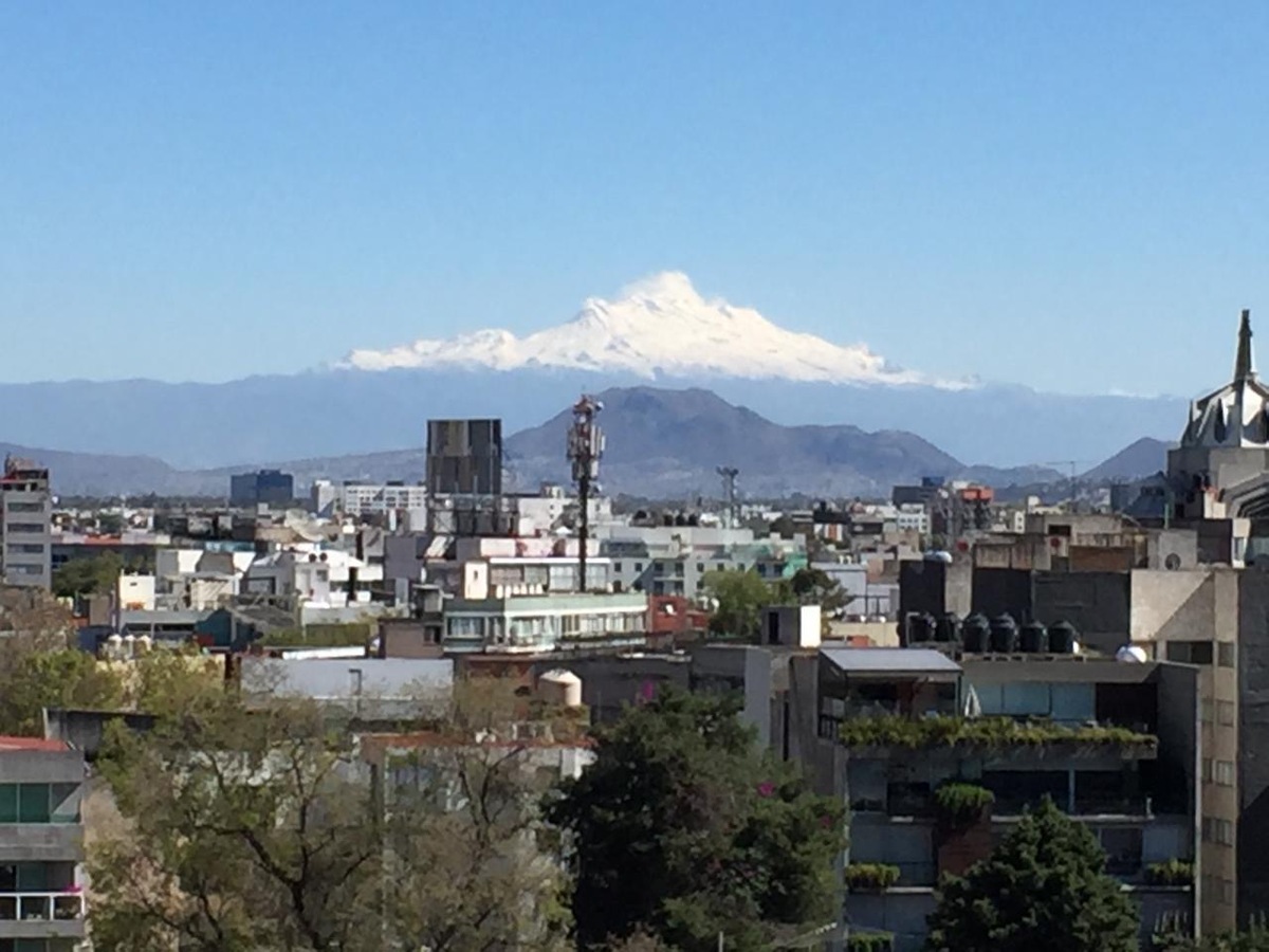 2 de 47: Vista de la sala hacia los volcanes,