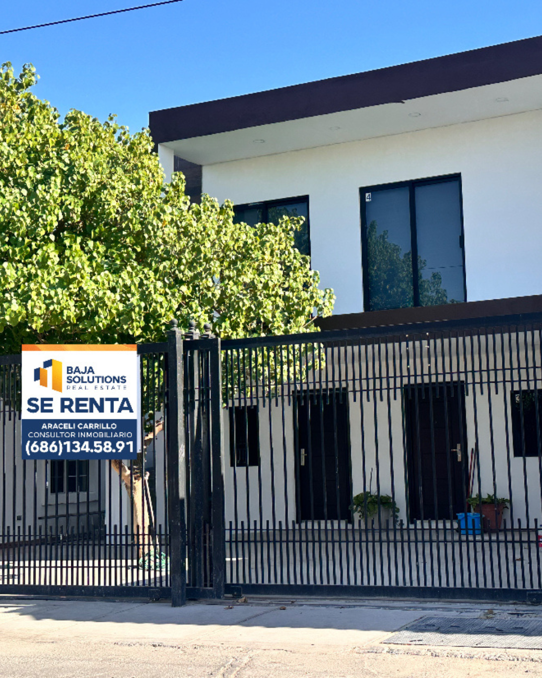 1 of 9: fachada principal, estacionamiento cercado dos disponibles