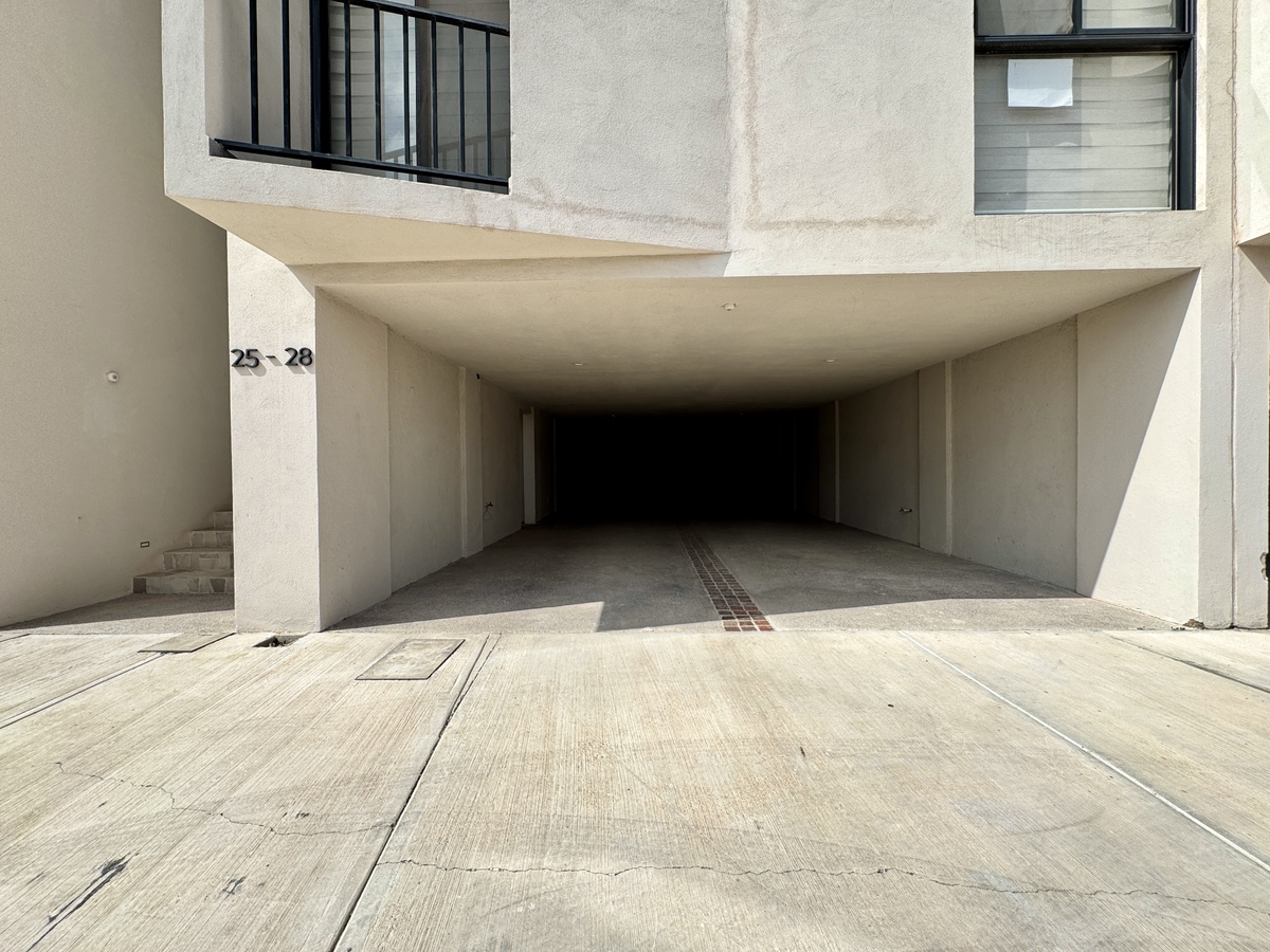 2 of 38: Estacionamiento en formato batería