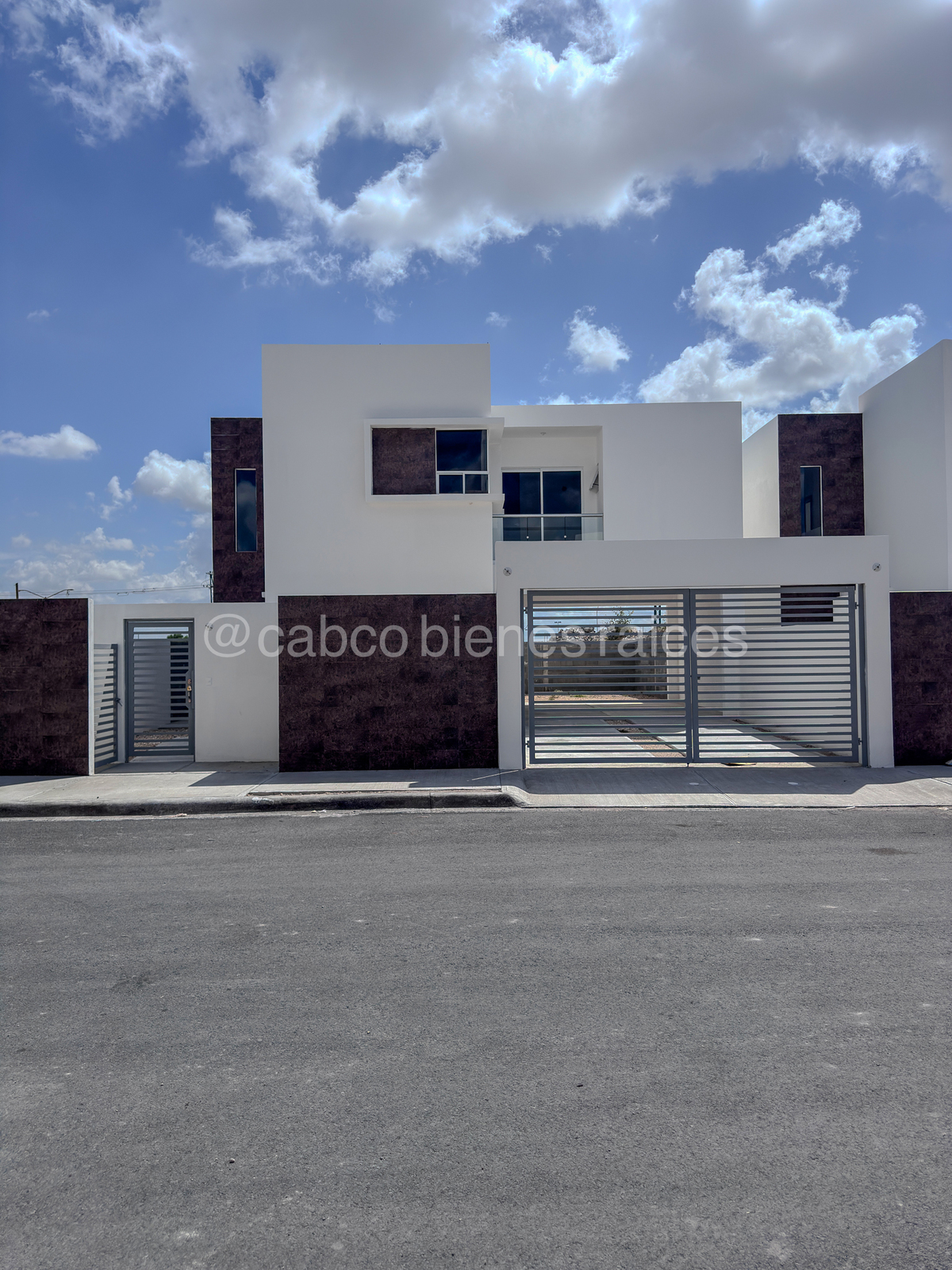 1 of 19: fachada