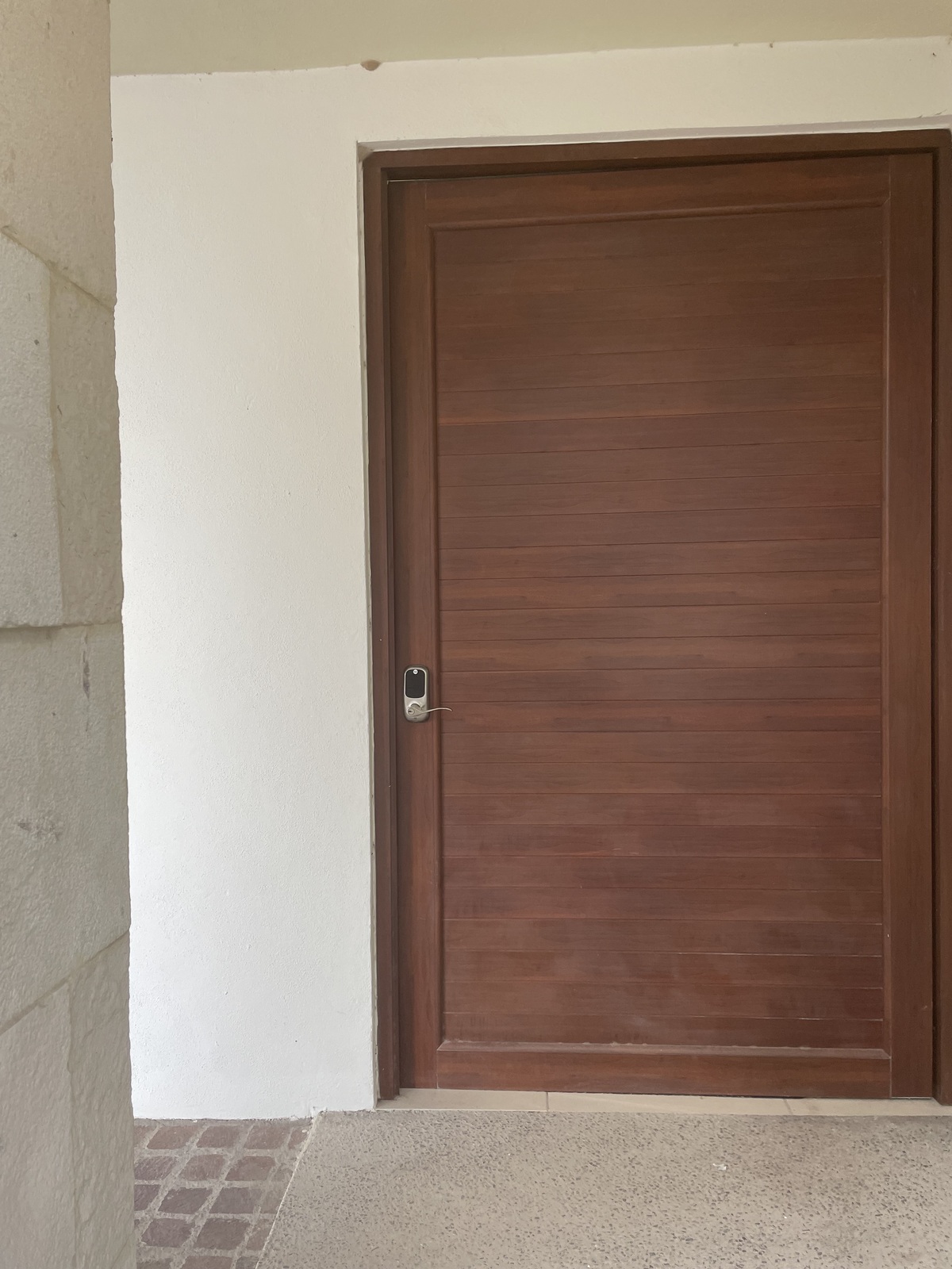 3 de 35: Puerta con cerradura electrónica