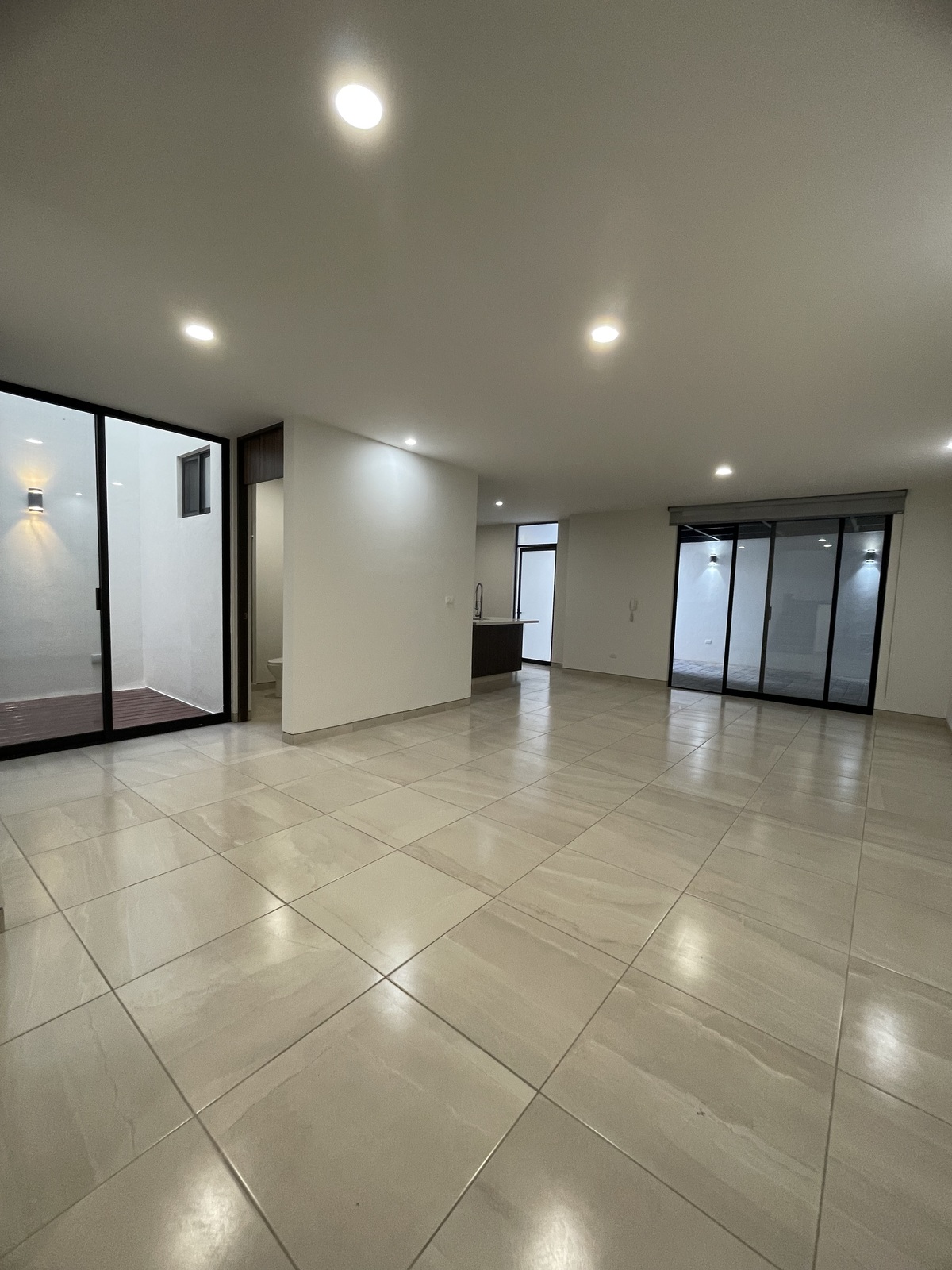 5 de 35: Sala comedor, patio