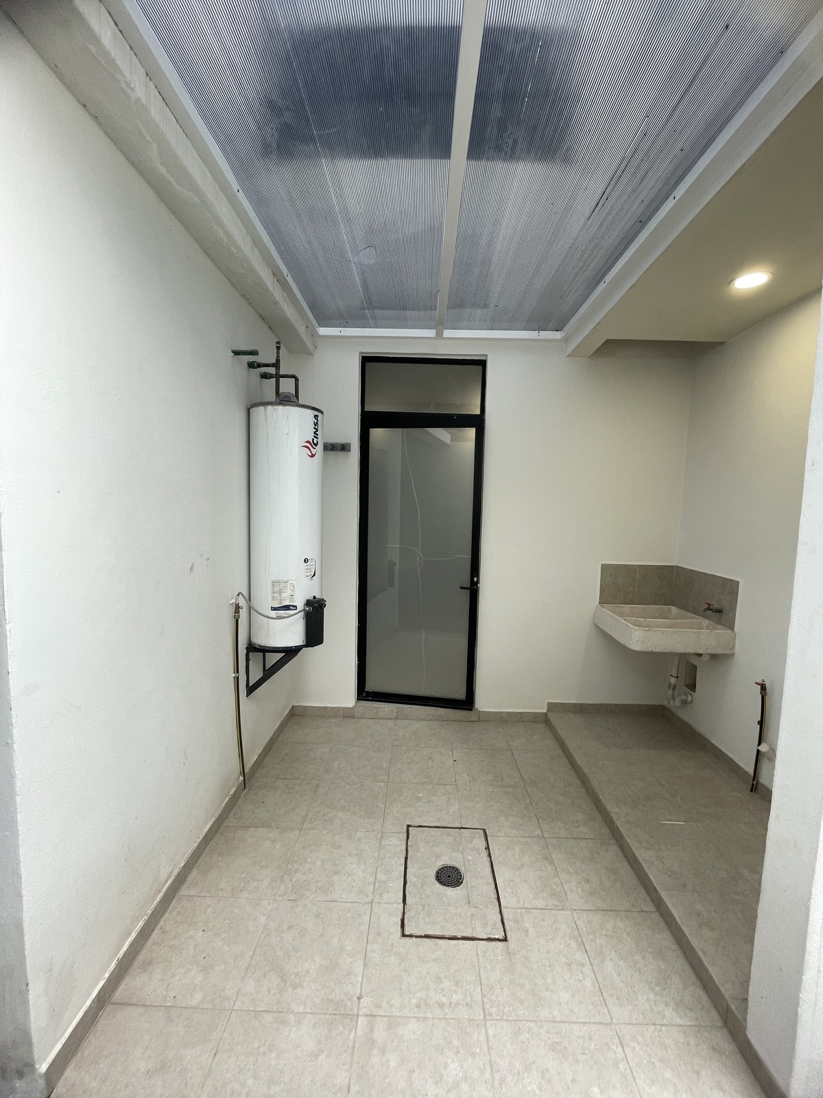 16 de 35: Área de lavado techada