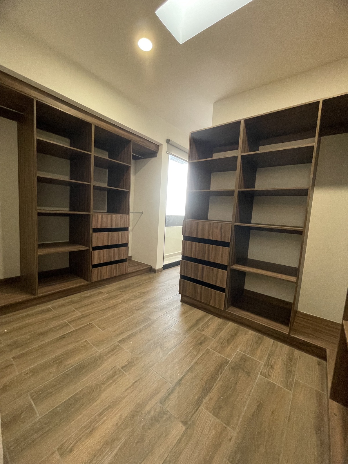 19 de 35: Vestidor