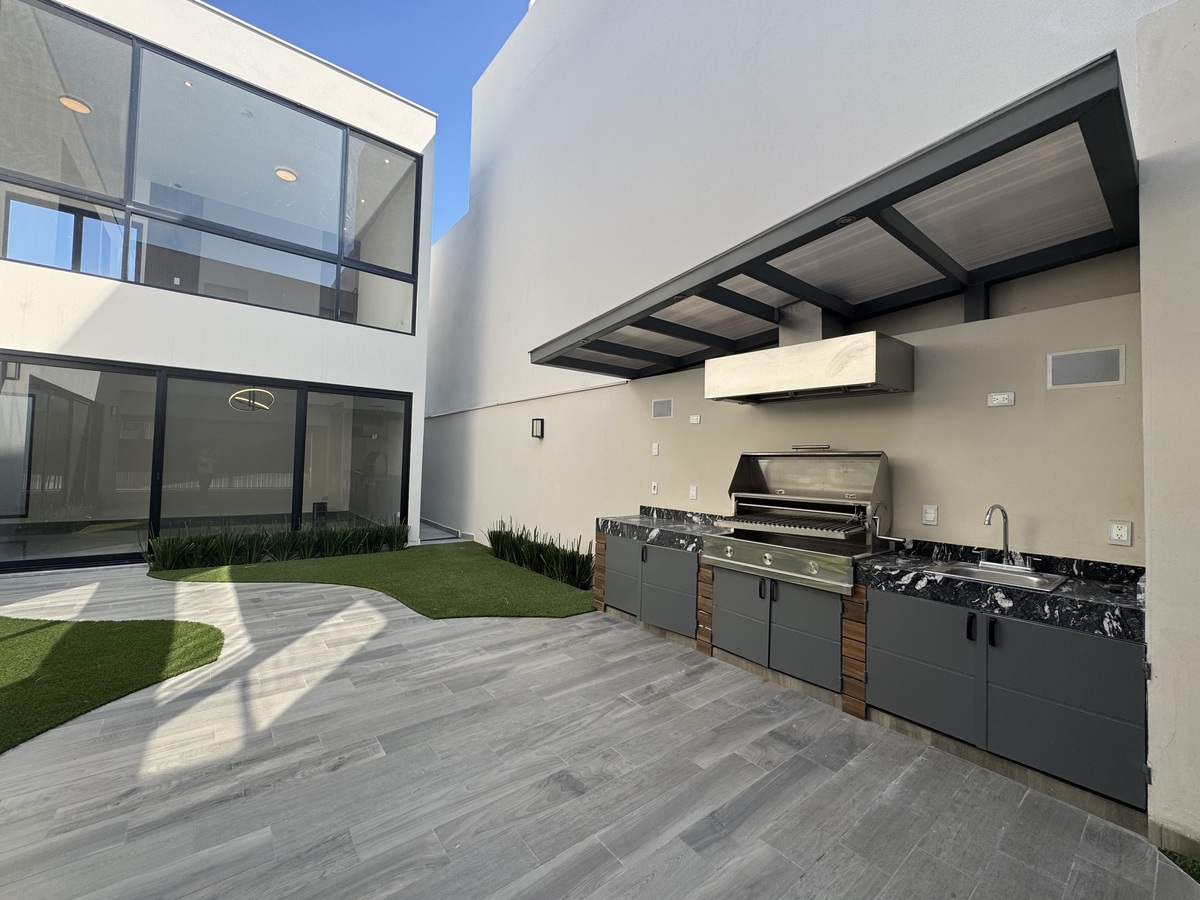 10 de 12: Patio con Asador
