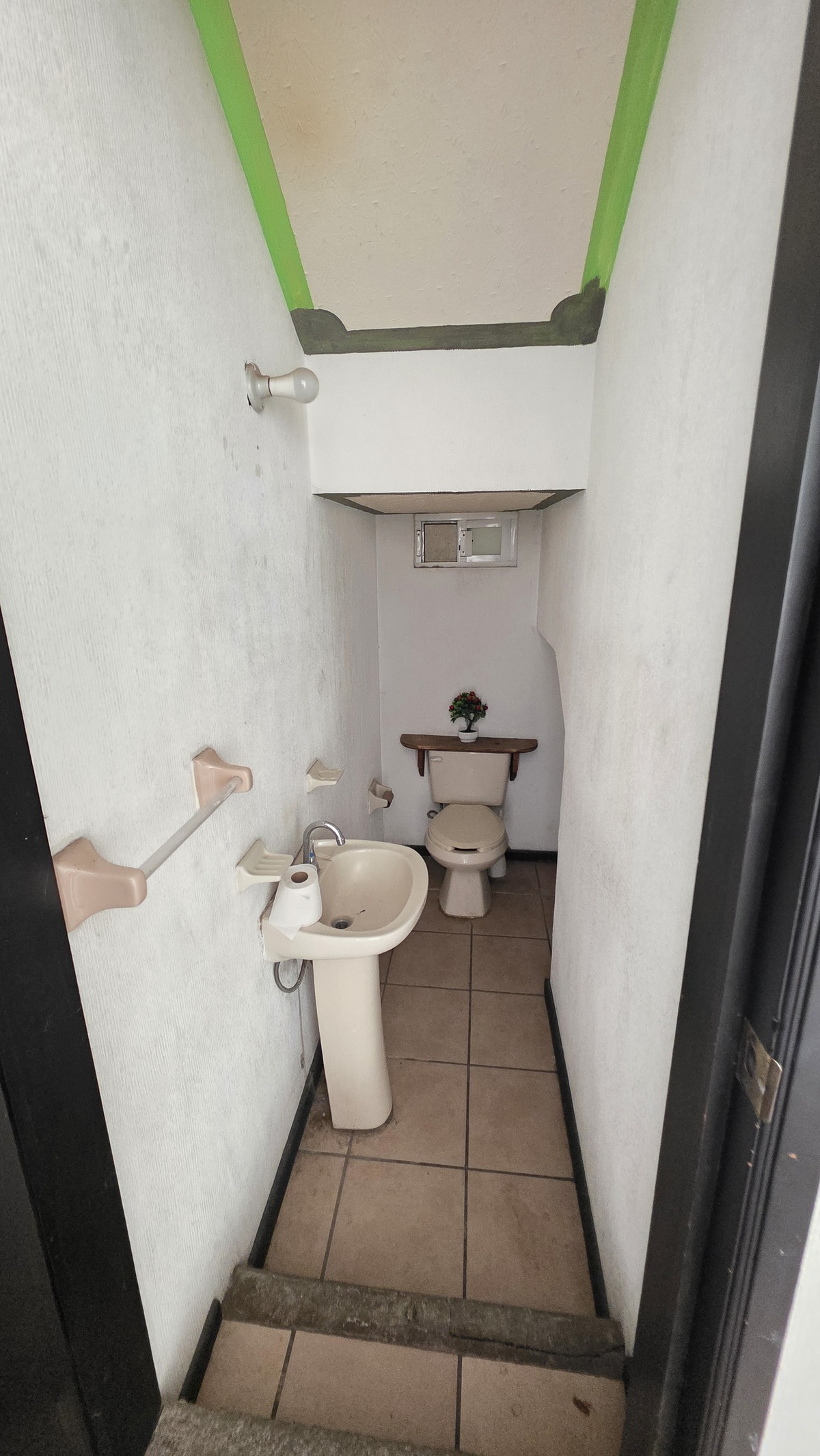 10 de 17: MEDIO BAÑO A CAMBIAR