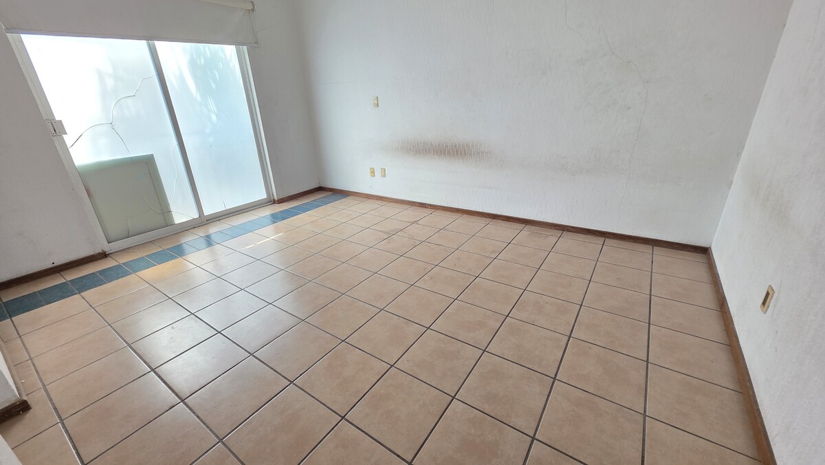 13 de 17: ANTES DE LA HABITACION PRINCIPAL, TIENE BAÑO COMPLETO
