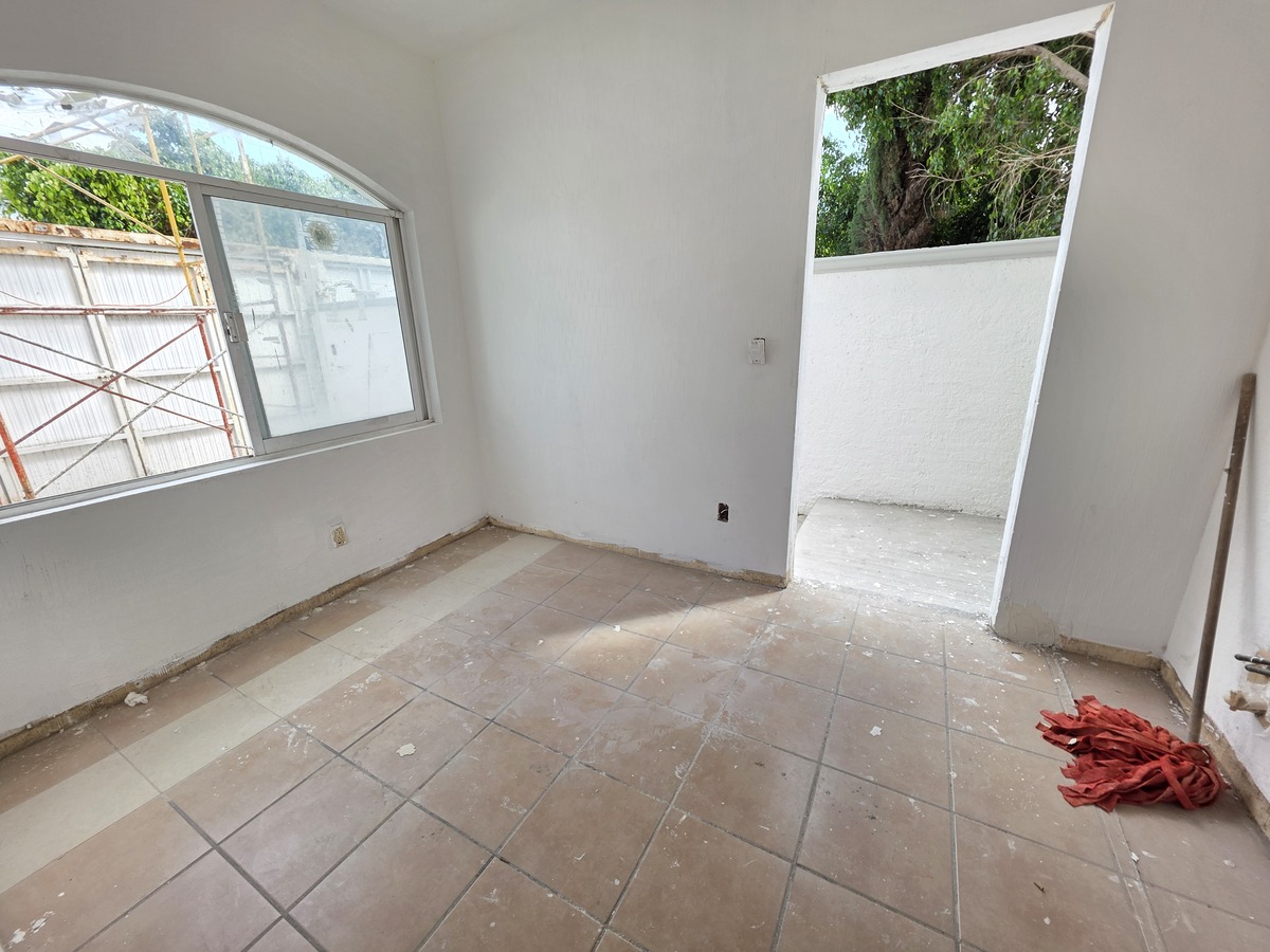 7 de 19: Estudio o habitación en planta baja