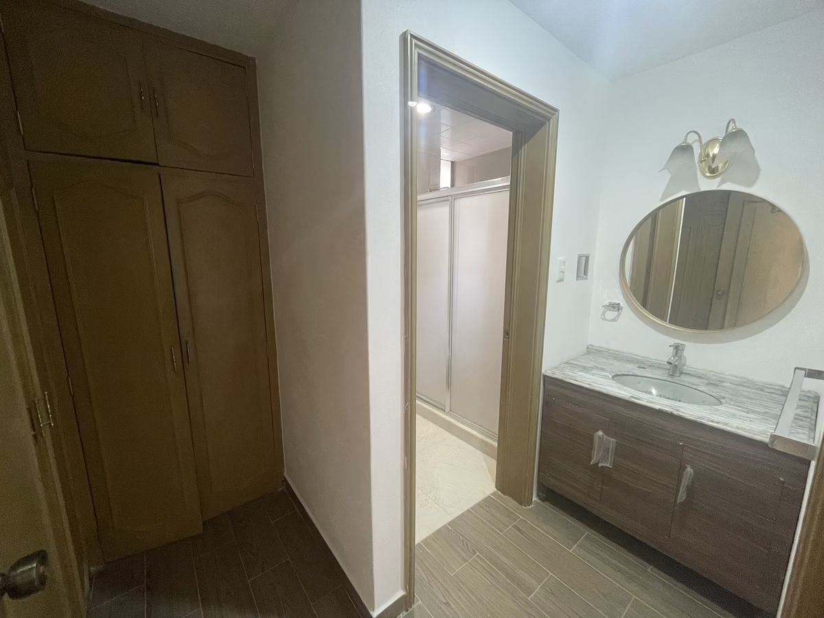 5 of 15: Baño y vestidor