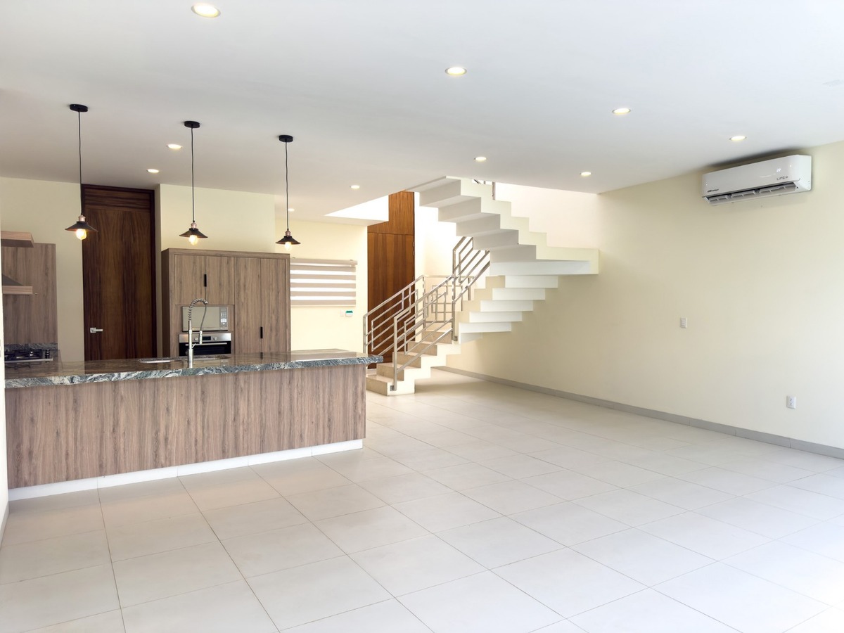 5 de 23: Cocina y Escalera