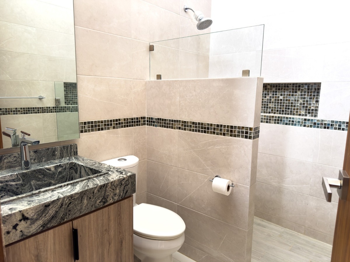 18 de 23: Baño principal