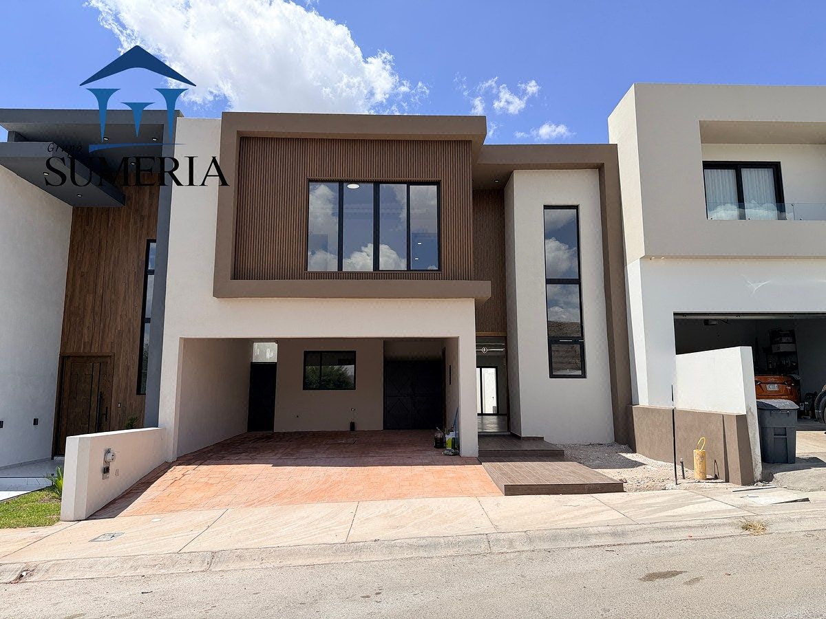 Casa en Bosque Real con Recámara en PB