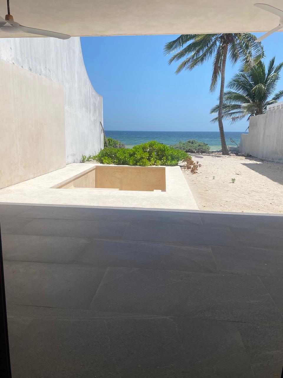 25 de 30: Terraza techada con alberca y amplia playa