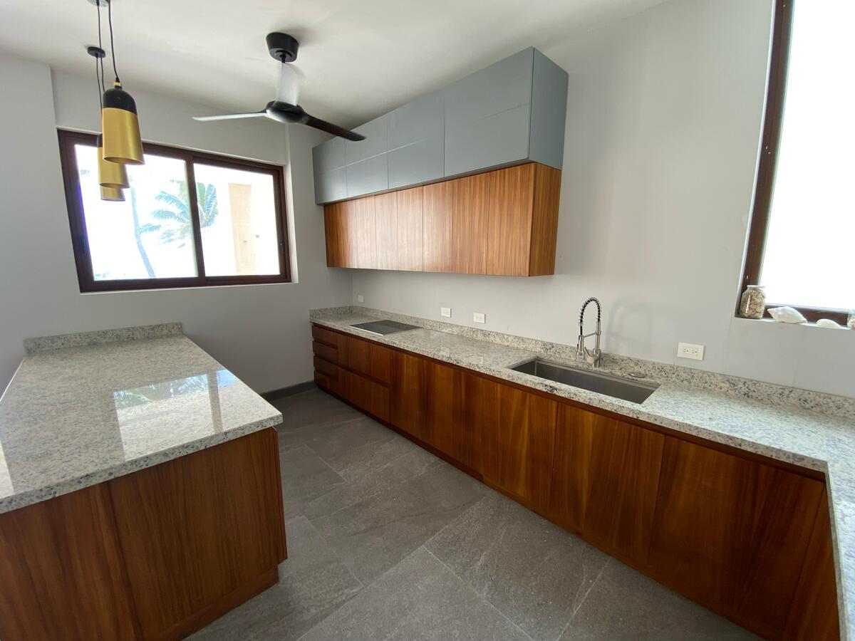 7 de 30: Cocina equipada y vestida