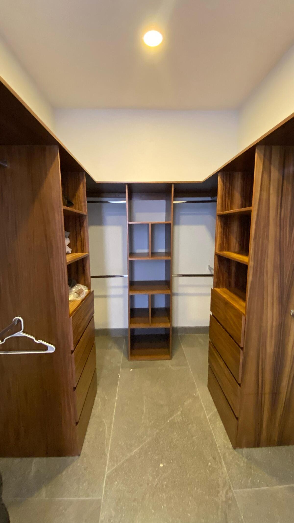 16 de 30: Walk-in closet de recámara principal