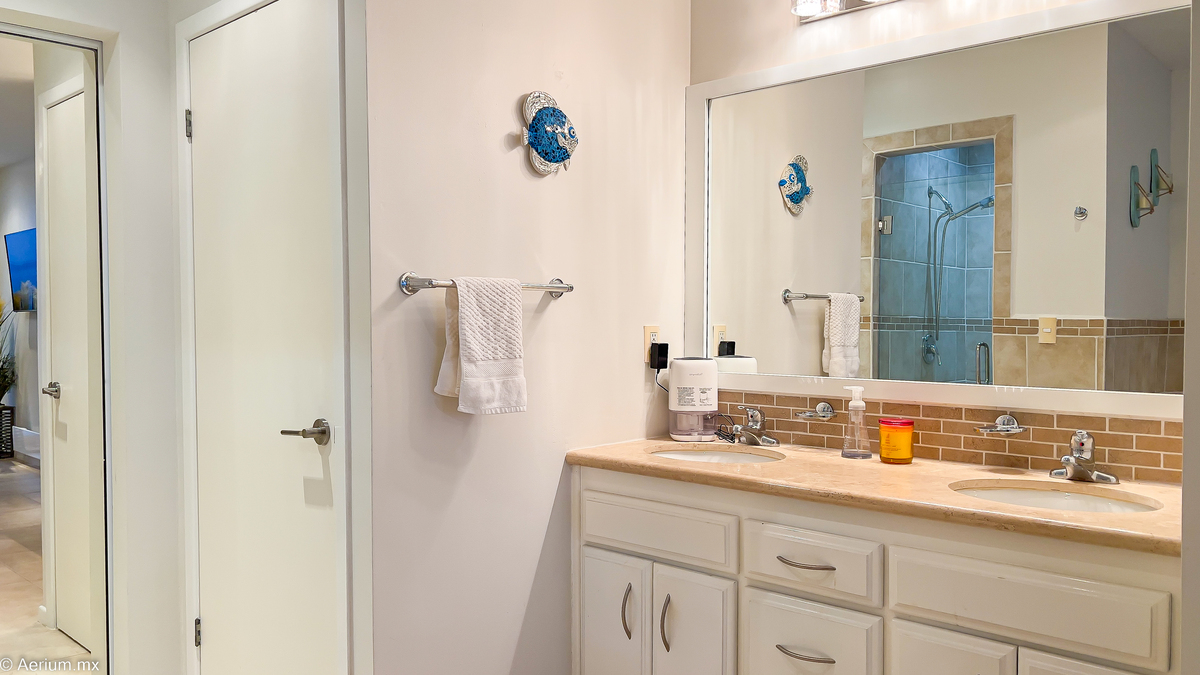 24 of 39: Master full bathroom
