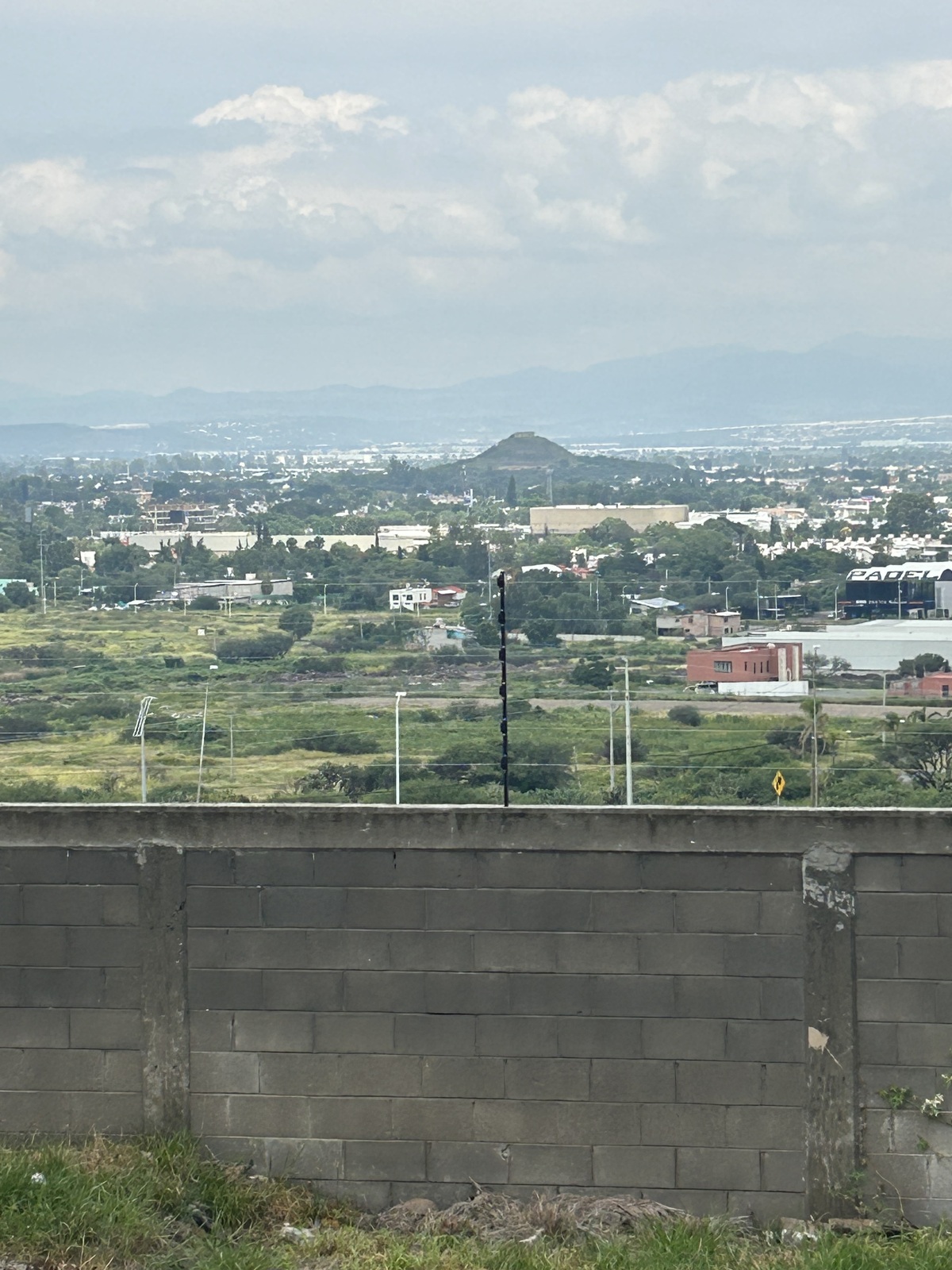 1 de 9: Vista panorámica a la pirámide del pueblito