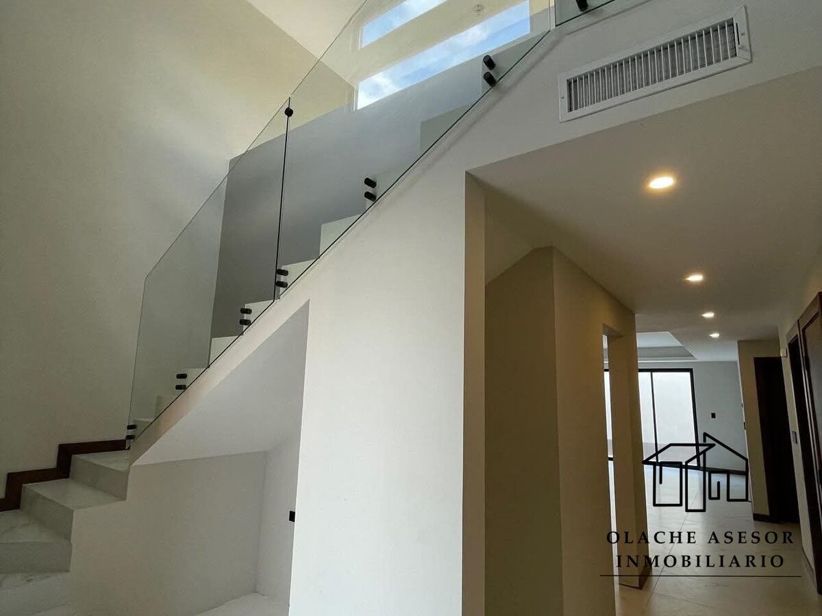 4 de 8: ESCALERA