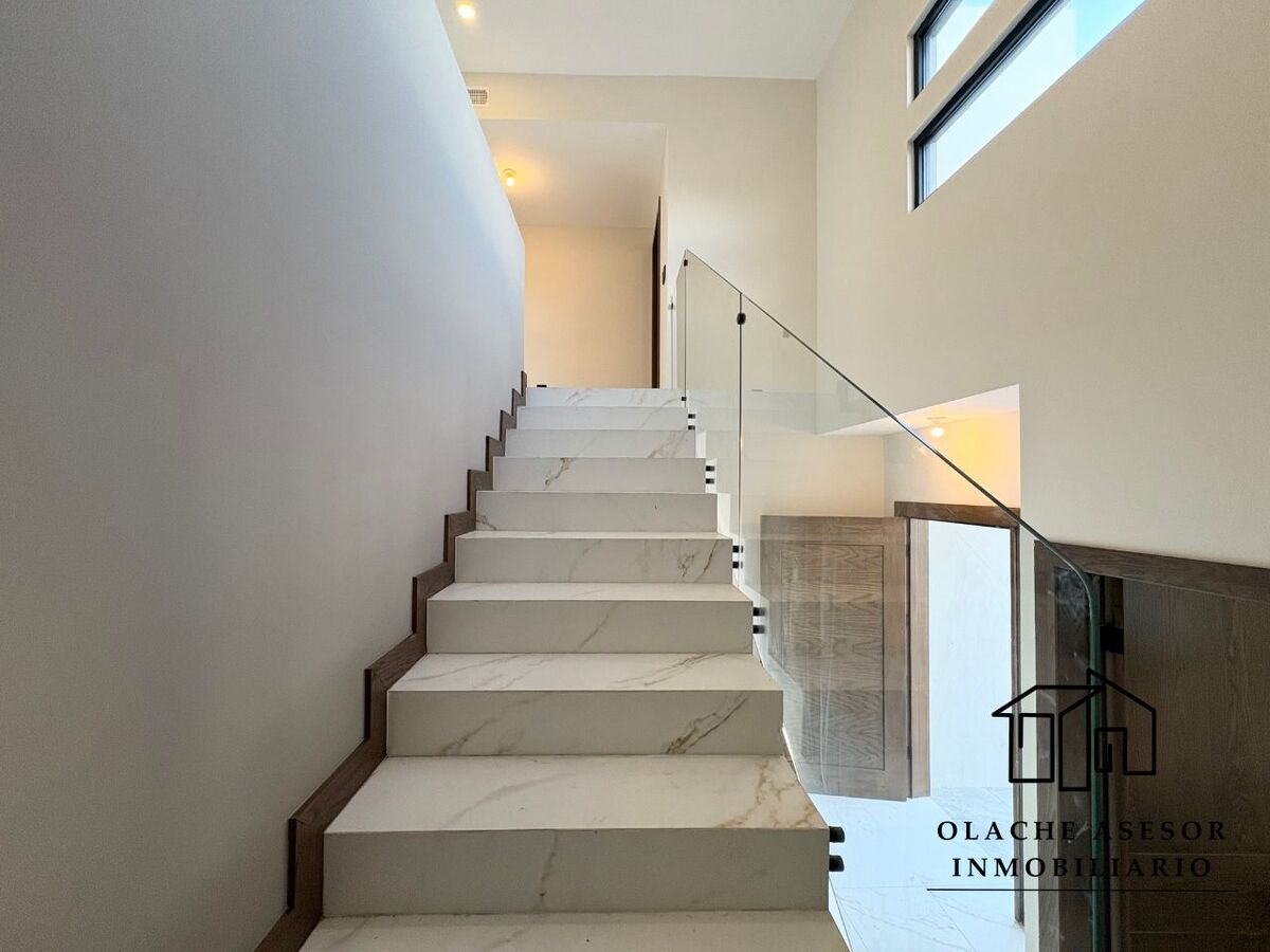 7 of 15: ESCALERA