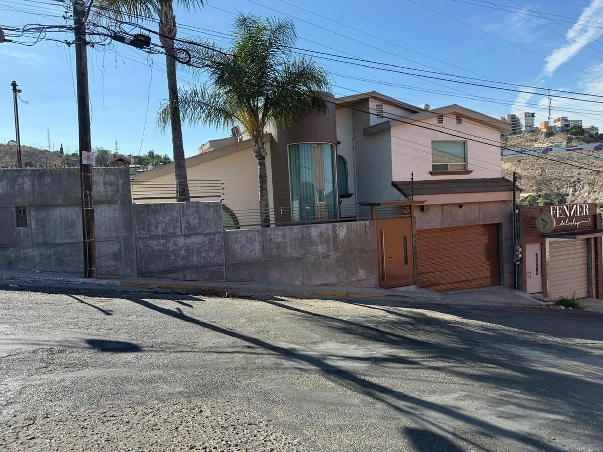 Casa en Venta – Col. La Sierra, Tijuana | Elegancia Clásica y Funcionalidad - foto 1
