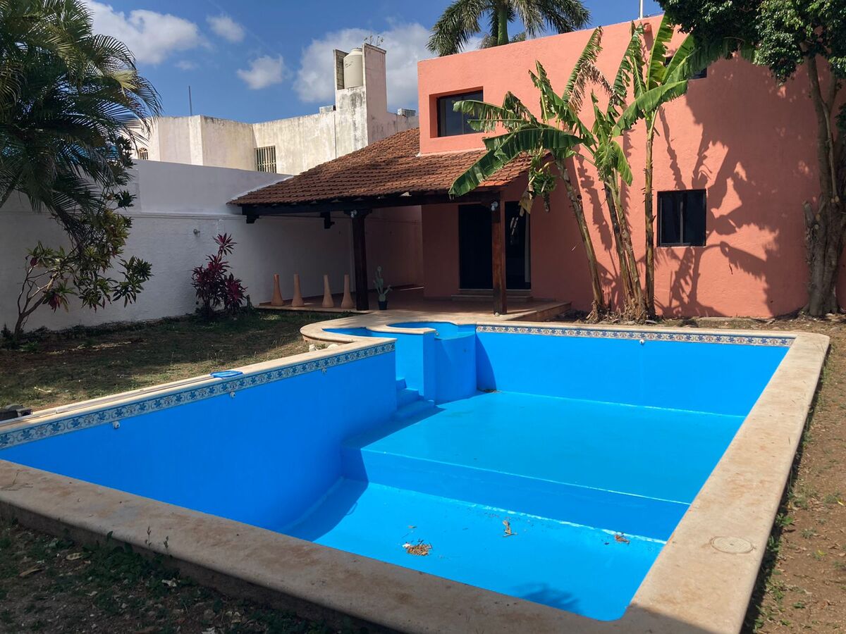3 of 19: alberca y jardin