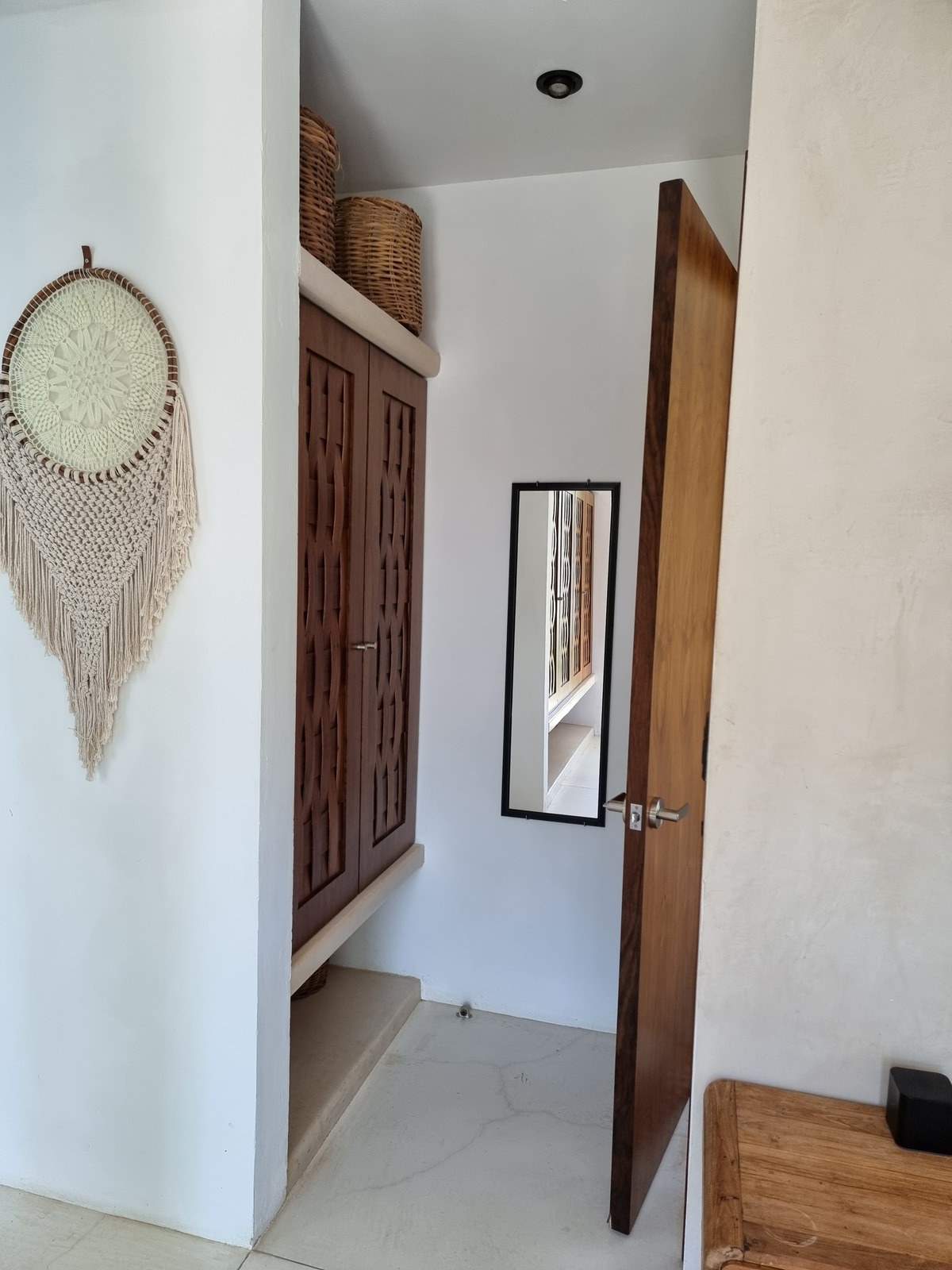 2 of 14: una parte del closet de la recamara