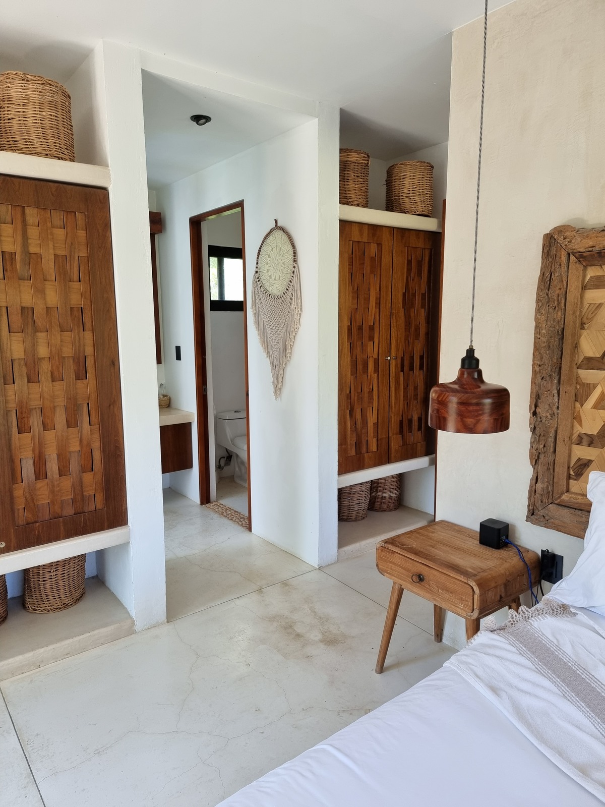 4 of 14: parte del closet y baño de la recamara