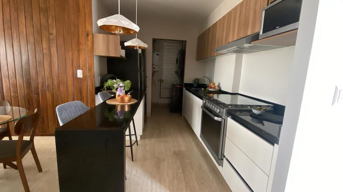 3 of 21: Cocina con barra de granito y área de lavado