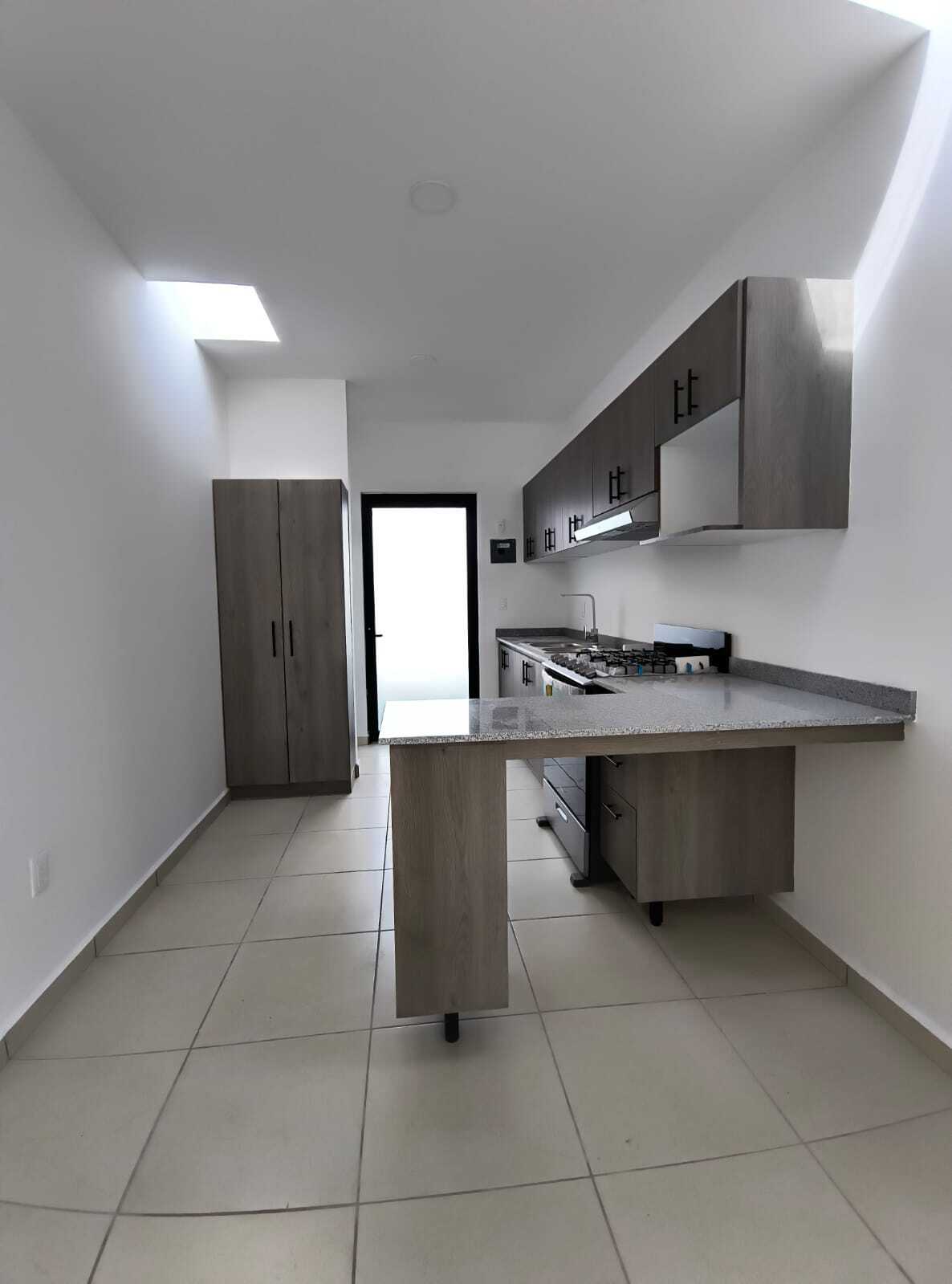 1 of 19: Cocina y patio de servicio