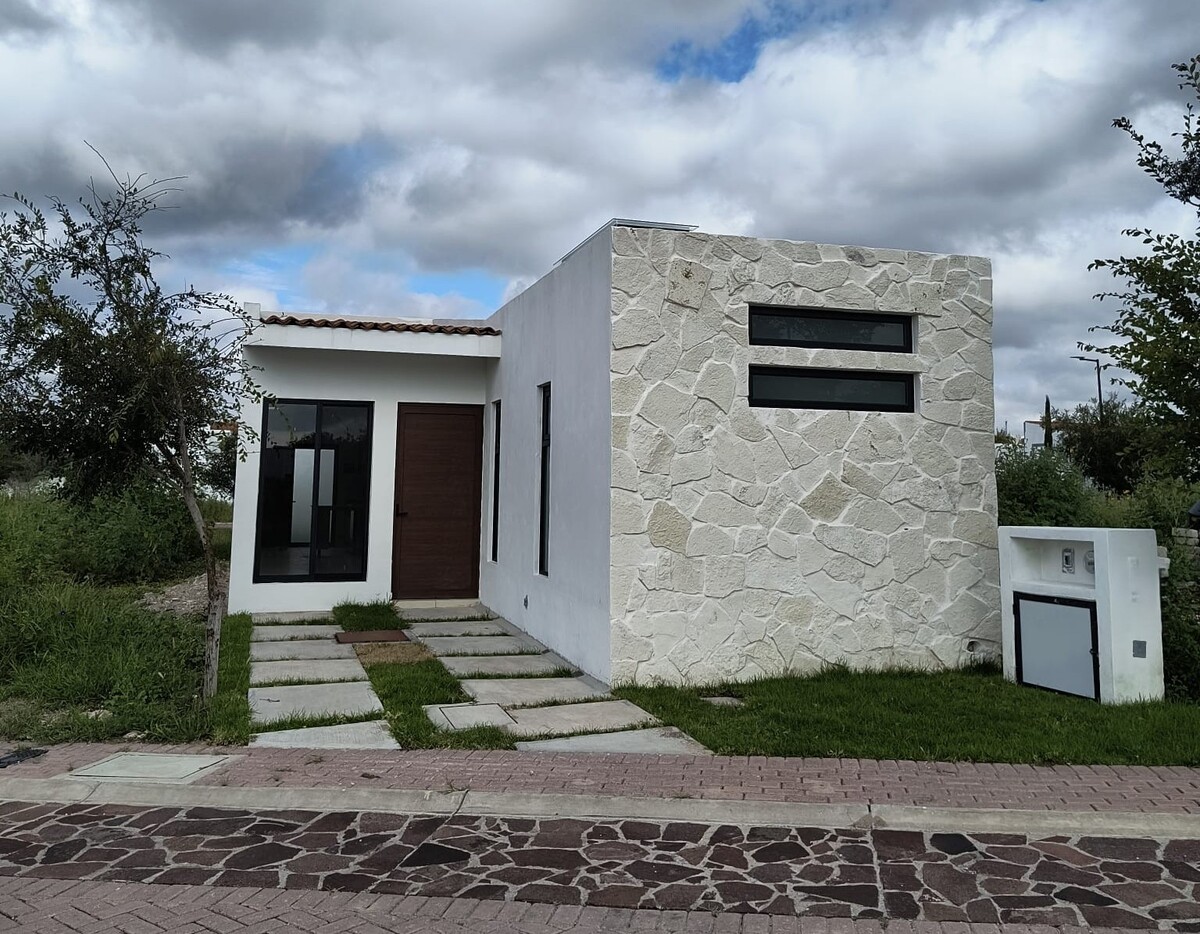 2 of 19: Fachada