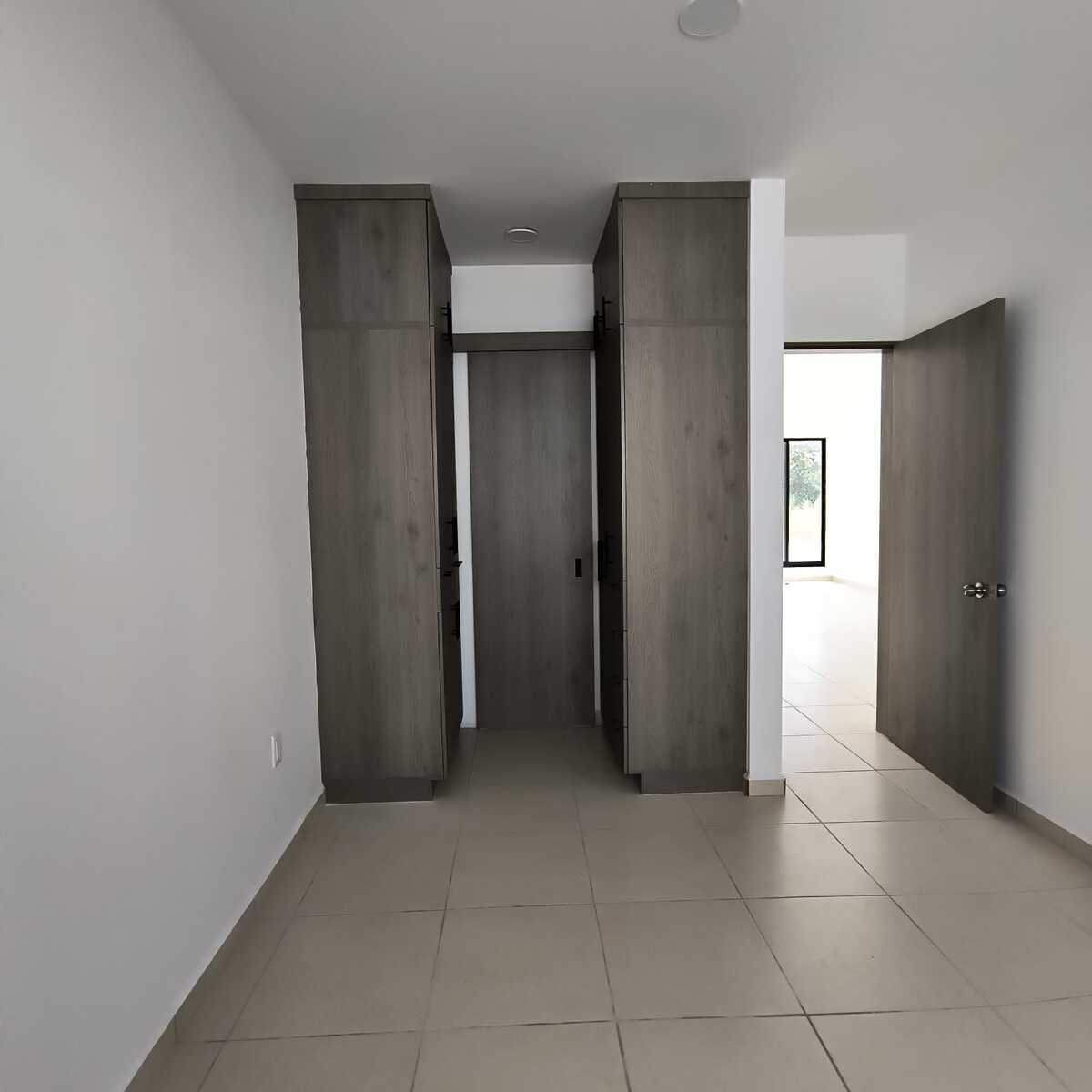 11 of 19: Recámara con clóset y baño completo