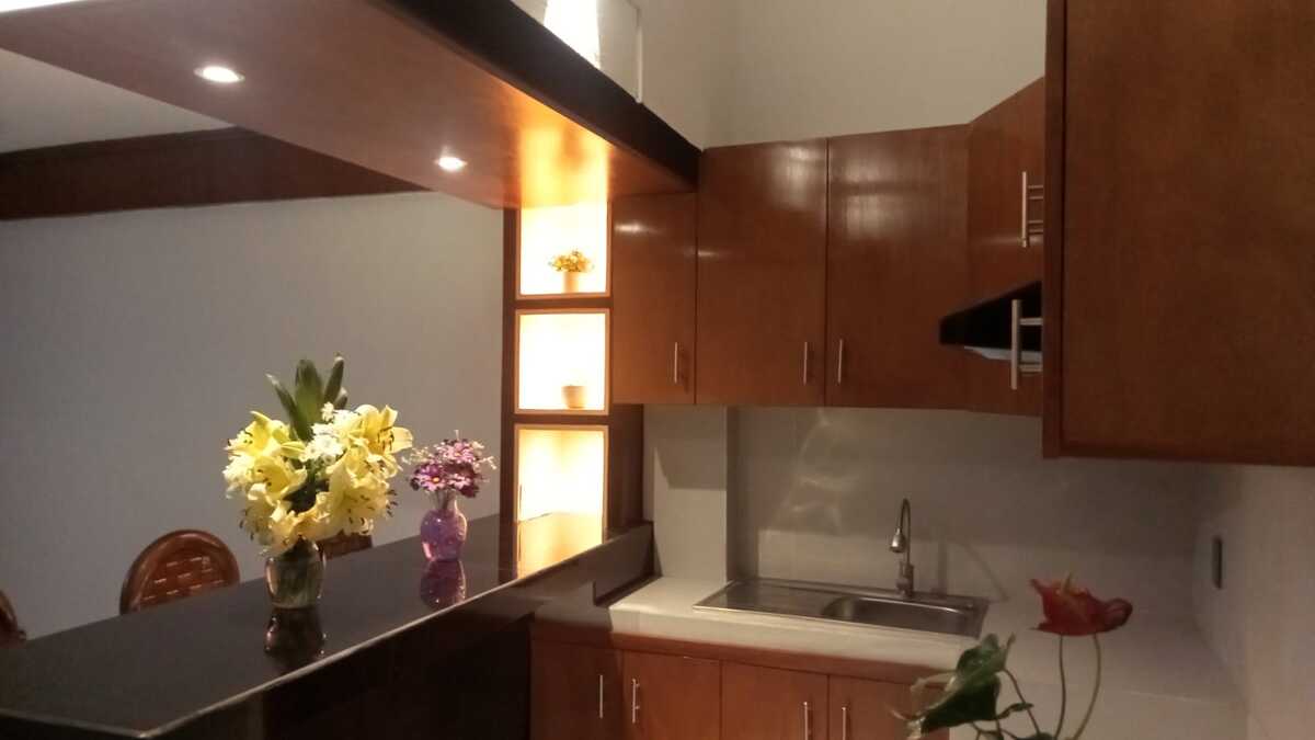 2 of 6: Interior cocina
