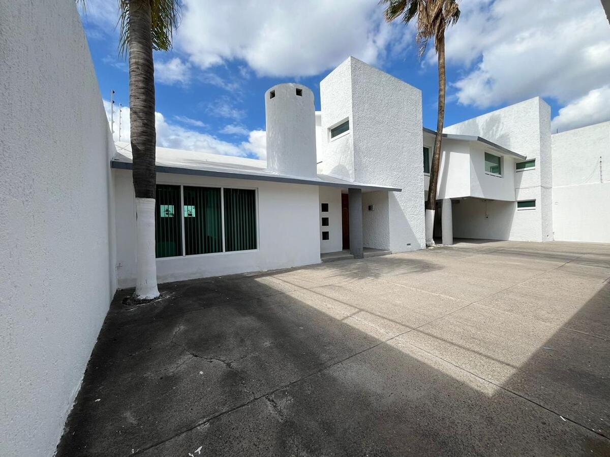 2 of 18: Fachada, espacio para 7 vehículos