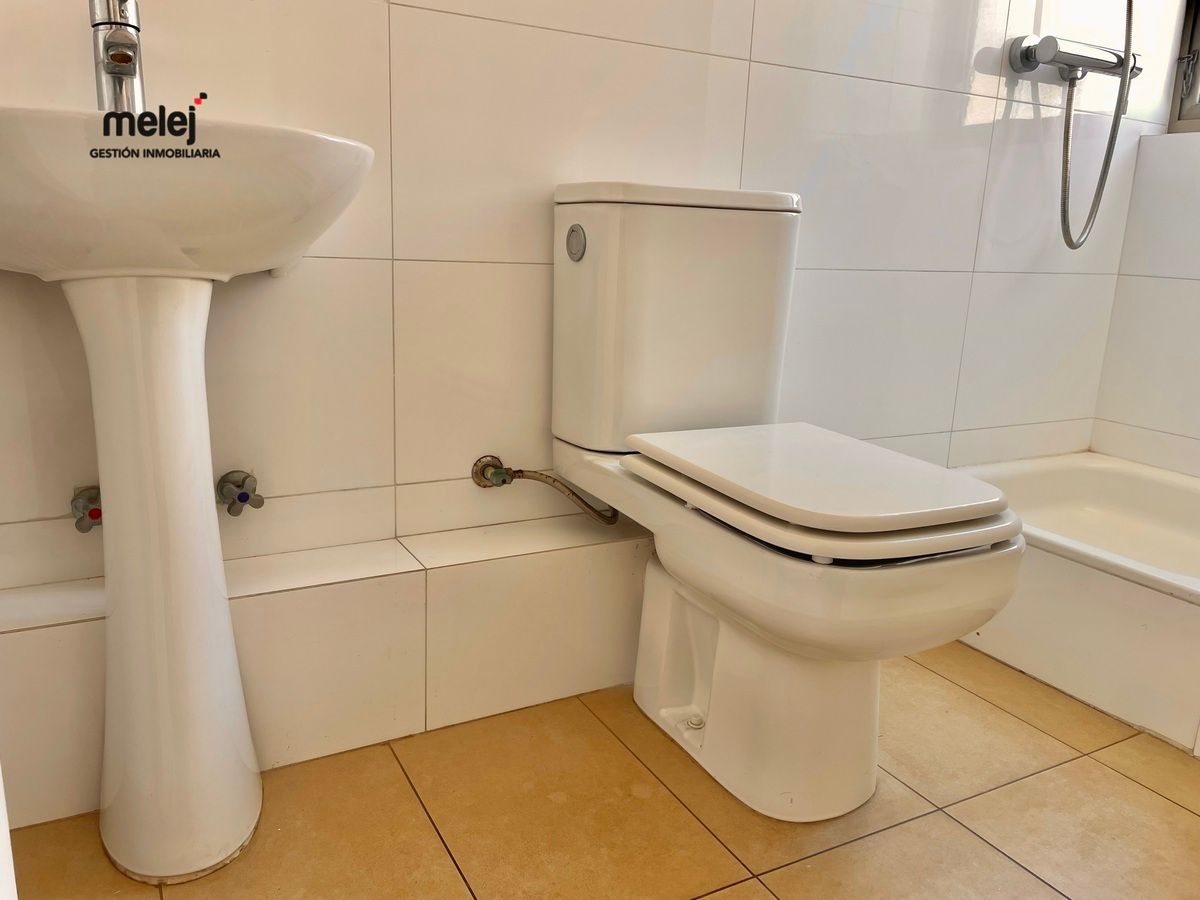 3 de 18: Baño de visitas