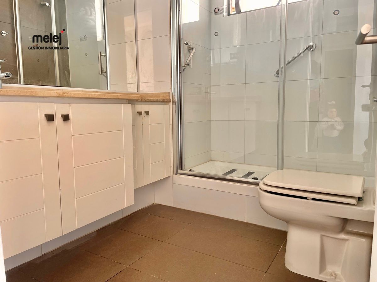 13 de 18: Baño en suite