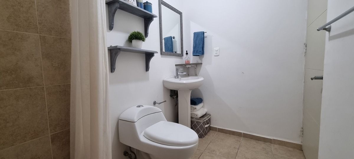 18 de 36: Baño completo compartido