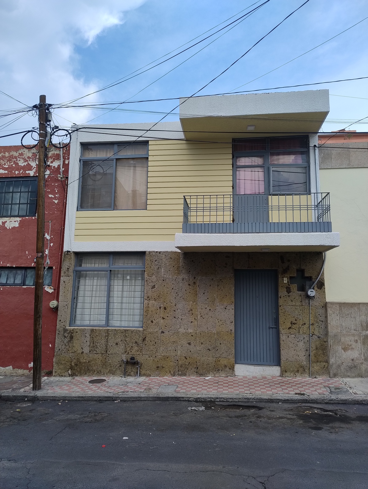 1 of 13: Fachada