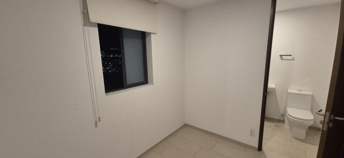 5 of 18: Cuarto de servicio con baño completo